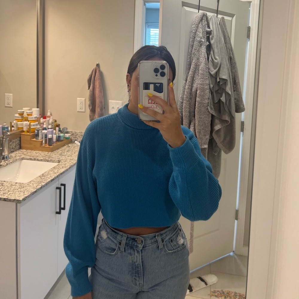 H&M Blue Cropped Sweater